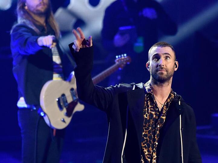 Sänger Adam Levine mit seiner Band Maroon 5 bei den 2018 iHeartRadio Music Awards.