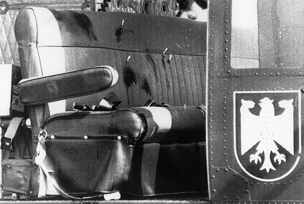 Der zerstörte Hubschrauber vom Bundesgrenzschutz von innen, nachdem die arabischen Terroristen ihn in der Nacht mit den gefesselten Geiseln in die Luft gesprengt haben. Der zerstörte Hubschrauber vom Bundesgrenzschutz von innen, nachdem die arabischen Terroristen ihn in der Nacht mit den gefesselten Geiseln in die Luft gesprengt haben.