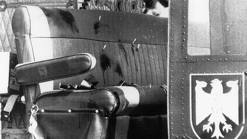 Der zerstörte Hubschrauber vom Bundesgrenzschutz von innen, nachdem die arabischen Terroristen ihn in der Nacht mit den gefesselten Geiseln in die Luft gesprengt haben.