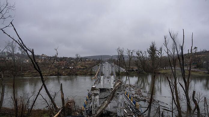 Trümmer einer zerstörten Brücke liegen in dem Fluss Siwerskyj-Donez.