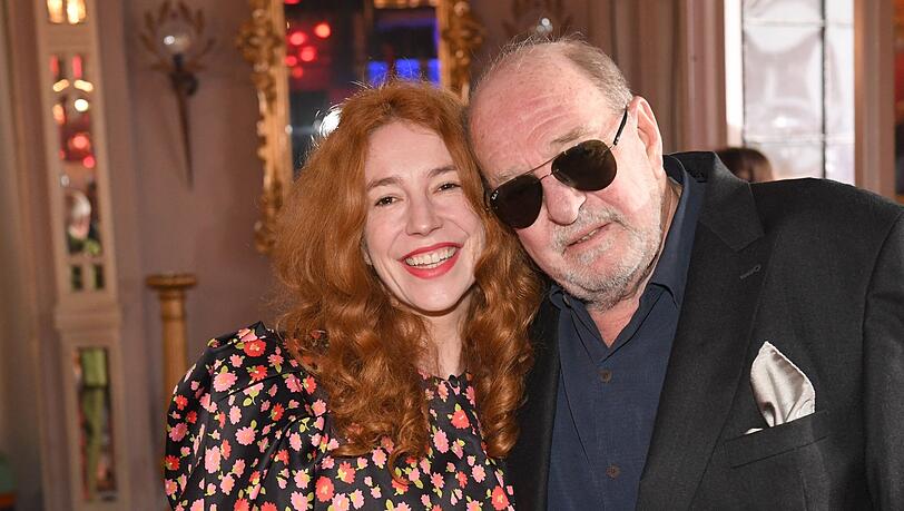 Der Musikproduzent Ralph Siegel und seine Frau Laura zeigten sich beim 85. Geburtstag von H. Markwort.