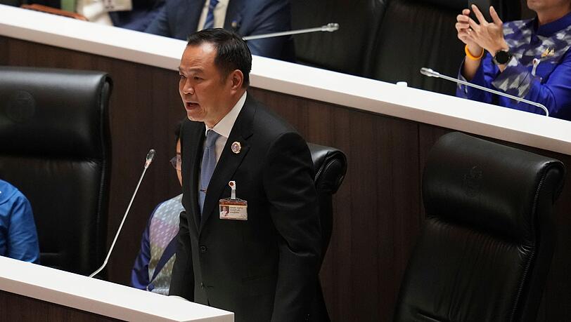 Regierungschef Charnvirakul beantragte die Auflösung des Repräsentantenhauses.