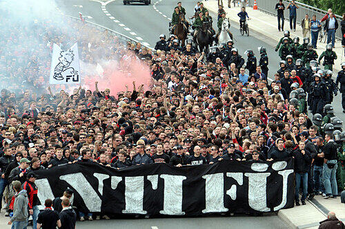 In der Masse stark, laut und kaum berechenbar: Der harte Kern der Nürnberger Club-Fans, der am Sonntag mit einer Polizeieskorte zum Stadion geleitet wurde.