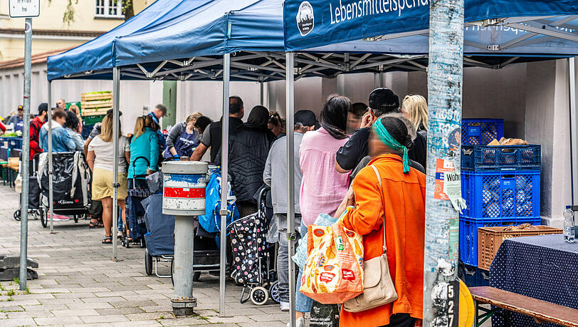 Mehr als 22.000 bedürftige Menschen versorgt die Münchner Tafel pro Woche mit frischen Lebensmittel. Aktuell sind vermehrt Betrüger unterwegs, die vorgeben, im Namen der Münchner Tafel Spenden zu sammeln. Mehr als 22.000 bedürftige Menschen versorgt die Münchner Tafel pro Woche mit frischen Lebensmittel. Aktuell sind vermehrt Betrüger unterwegs, die vorgeben, im Namen der Münchner Tafel Spenden zu sammeln.