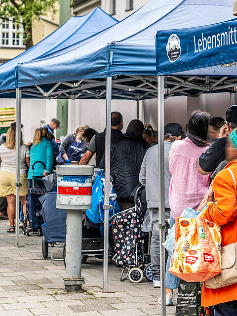 Mehr als 22.000 bed&uuml;rftige Menschen versorgt die M&uuml;nchner Tafel pro Woche mit frischen Lebensmittel. Aktuell sind vermehrt Betr&uuml;ger unterwegs, die vorgeben, im Namen der M&uuml;nchner Tafel Spenden zu sammeln.