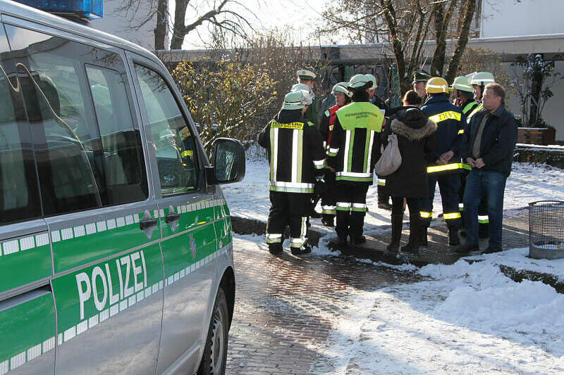 Aufruhr in Grafing: An einem Gymnasium gingen mehrere Bombendrohungen ein. Das Gebäude und die nähere Umgebung wurden am Montagvormittag evakuiert, Polizei und Feuerwehr suchten mit einem Spürhund nach einer möglichen Sprengstoffladung.