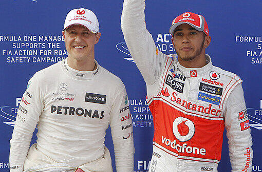Doch das hält nicht lange. Am 28. September erklärt Mercedes gegenüber der Presse: "Lewis (Hamilton; AZ) wird Michael Schumacher ersetzen, der während der letzten drei Jahre maßgeblich zur Entwicklung des Silberpfeil-Teams beigetragen hat."
