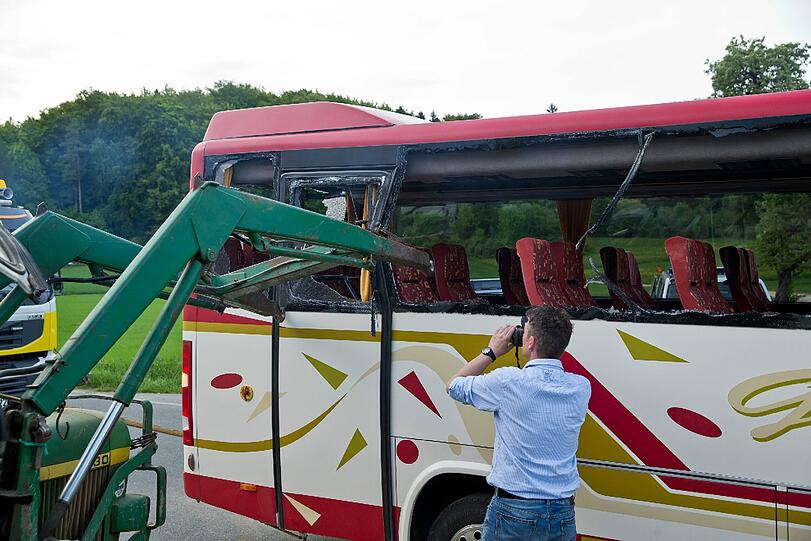 Tragischer Unfall im Nürnberger Land: Ein 13-Jähriger stirbt, als ein Traktor mit einem Schulbus zusammenstößt.