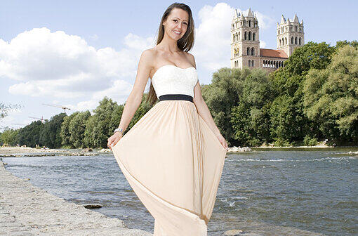 Melanie sieht sich am liebsten schlicht und elegant. Die Bilder von ihrem Fotoshooting an der Isar.