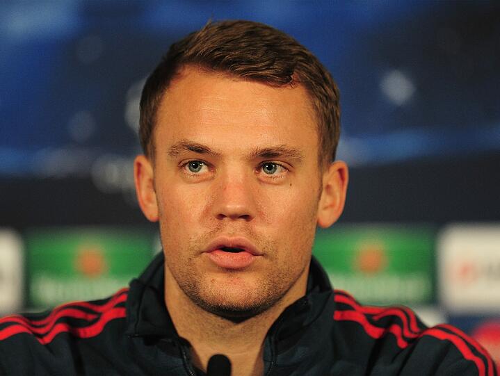 Manuel Neuer stellt sich den Fragen der internationalen Presse.