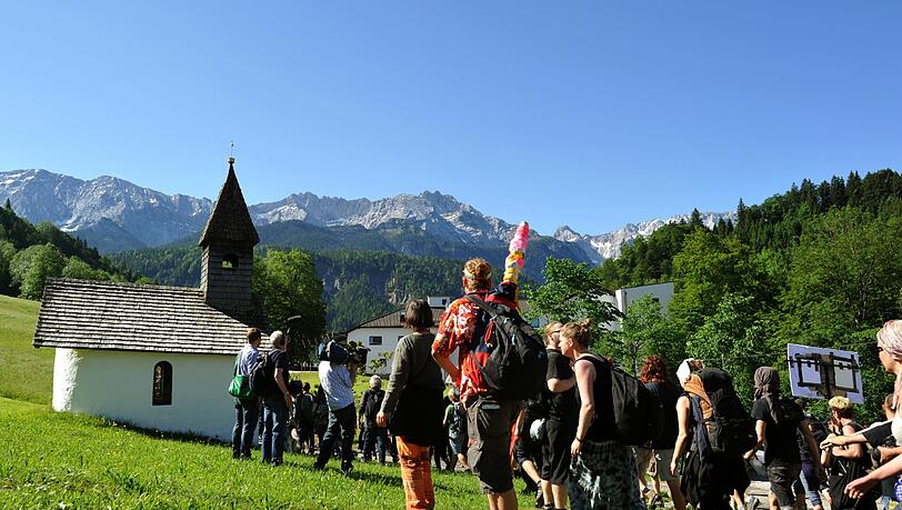 50 Demonstranten dürfen am Sternmarsch teilnehmen, der fast direkt zum Schloss Elmau führt. Probiert haben es allerdings rund 300 G7-Kritiker. 50 Demonstranten dürfen am Sternmarsch teilnehmen, der fast direkt zum Schloss Elmau führt. Probiert haben es allerdings rund 300 G7-Kritiker.