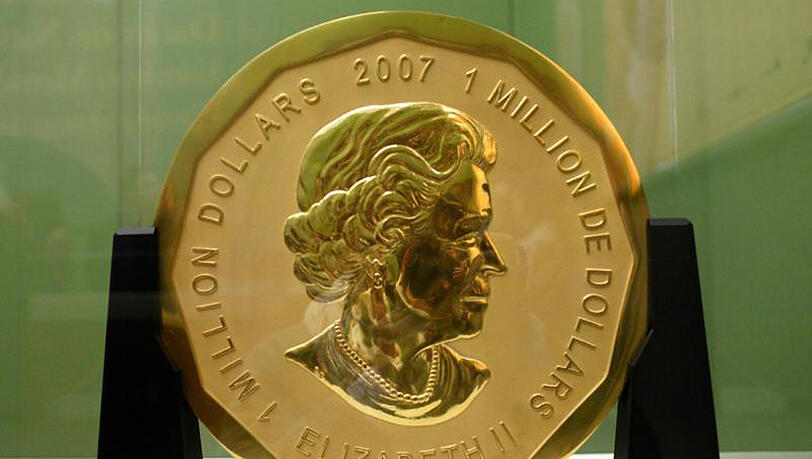 Die gestohlene Münze hat einen Durchmesser von 53 und eine Dicke von 3 Zentimetern und zeigt das Bild von Königin Elizabeth II. Die gestohlene Münze hat einen Durchmesser von 53 und eine Dicke von 3 Zentimetern und zeigt das Bild von Königin Elizabeth II.
