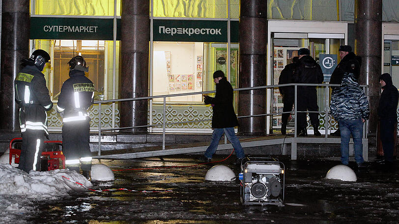 Einsatzkräfte der Feuerwehr am Tatort in St. Petersburg.