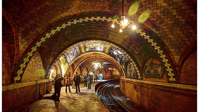 Die New Yorker U-Bahnstation City Hall wird eigentlich nicht mehr benutzt. Zu Gesicht kriegt man den Geisterbahnhof nur bei einer Führung - oder wenn man nach dem Endhalt in der Bahn sitzen bleibt.
