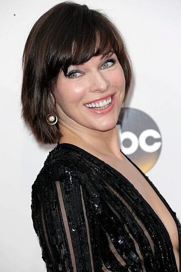Actionstar Milla Jovovich kann mehr als nur Zombies zu verprügeln. Sie drehte zwar nicht in der Bavaria Filmstadt, probte aber dort 2011 ihre Szenen für den Film "Die drei Musketiere".