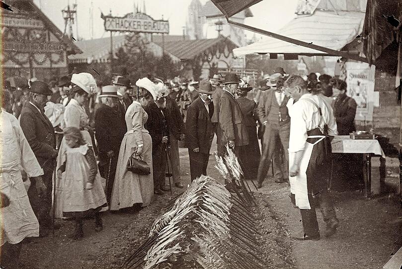 So ein Steckerlfisch von der Fischer Vroni hat den Gästen auf der Wiesn sogar um 1900 schon gut geschmeckt. Nur präsentiert wurden sie etwas anders als heute &ndash; ganz ohne Absperrgitter.