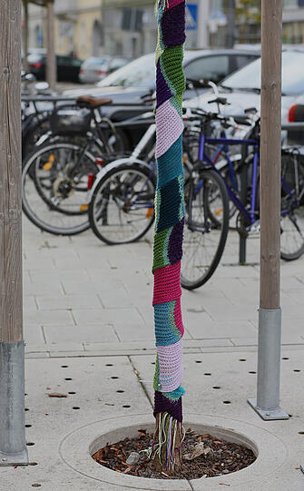 Seit Mittwoch ist Untergiesing ein bisschen bunter - dank der gestrickten Kunstaktion "BunterGiesing".