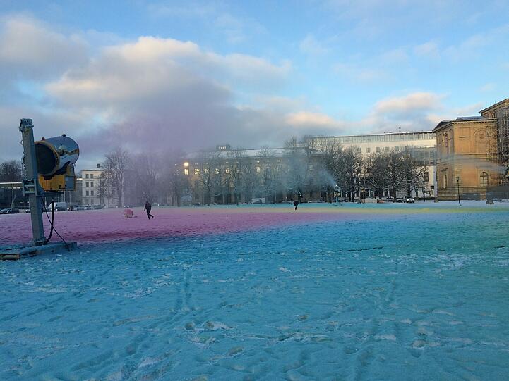 Farbige Winterlandschaft vor der Alten Pinakothek: Seit Montagmittag versprühen die Schneekanonen eingefärbten Schnee.