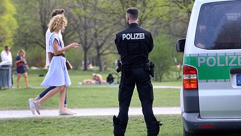 Bei schönem Wetter ist die Polizei im Englischen Garten sehr präsent &ndash; seit Corona noch stärker.