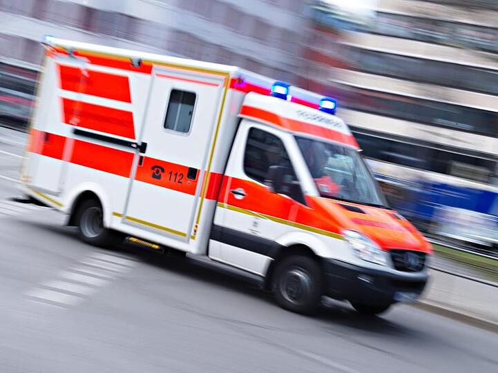 Ein Rettungswagen fährt mit Blaulicht. Foto: Nicolas Armer/dpa/Archivbild