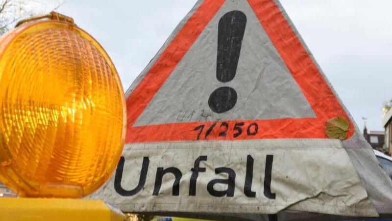 Ein Warnschild weist auf einen Unfall hin. Foto: Patrick Seeger/dpa/Archivbild