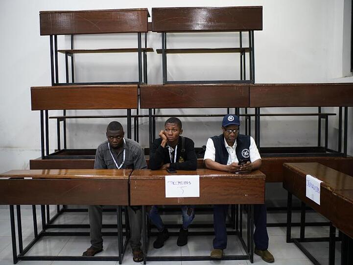 Wahlbeobachter sitzen in einem Wahllokal in Kinshasa. Laut der katholischen Bischofskonferenz kam es während der Abstimmung zu Pannen und zu fast 200 Gewaltvorfällen.