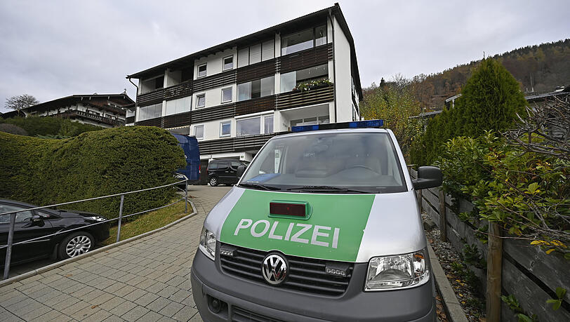 Ein Polizeiauto steht vor dem Tatort: Am Tegernsee hatte ein Mann seine Frau als Geisel genommen und sie getötet. Im Anschluss wurde der Mann bei einem Notzugriff von der Polizei erschossen.