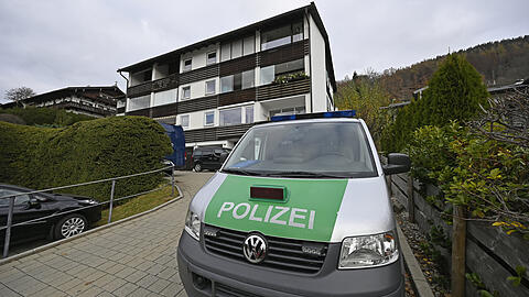 Ein Polizeiauto steht vor dem Tatort: Am Tegernsee hatte ein Mann seine Frau als Geisel genommen und sie getötet. Im Anschluss wurde der Mann bei einem Notzugriff von der Polizei erschossen.
