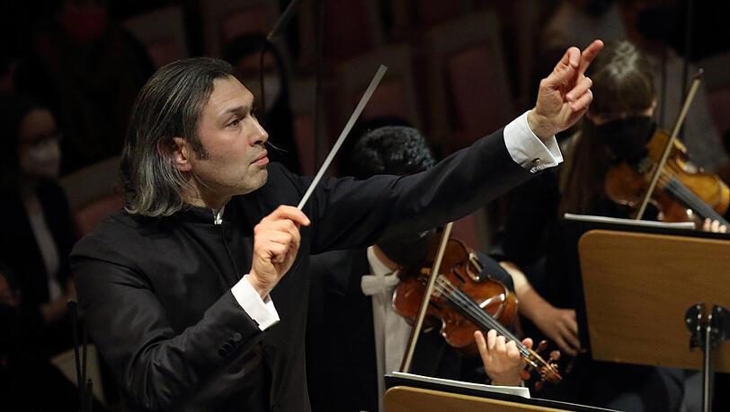 Schon nach ein paar Minuten zog Vladimir Jurowski das Tempo ein wenig an. Schon nach ein paar Minuten zog Vladimir Jurowski das Tempo ein wenig an.