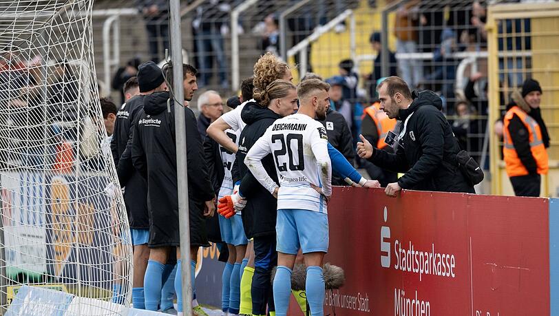 Nach der Pleite gegen Verl stellten sich die Löwen ihren völlig enttäuschten Fans.