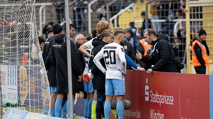 Nach der Pleite gegen Verl stellten sich die Löwen ihren völlig enttäuschten Fans.