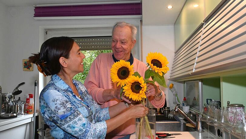 Dirk Galuba und seine Frau Enrica freuen sich in der Küche ihrer Wohnung in Solln über einen frischen Bund Sonnenblumen. Dirk Galuba und seine Frau Enrica freuen sich in der Küche ihrer Wohnung in Solln über einen frischen Bund Sonnenblumen.