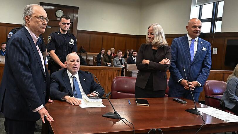 Harvey Weinstein (2.v.l.) und Arthur L. Aidala (re.) am Mittwoch vor Gericht.