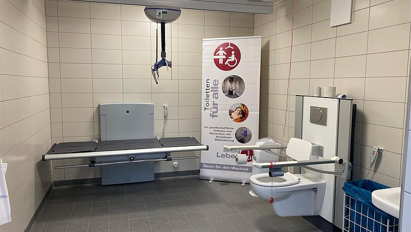 In der "Toilette f&uuml;r alle" sind Toilette und Waschbecken h&ouml;henverstellbar. Obendrein gibt es eine Pflegeliege mit sogenanntem Lifter.