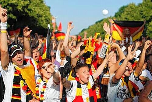 Jubelnde Fans: Wenn die magische 3964 Recht hat, werden wir Weltmeister!