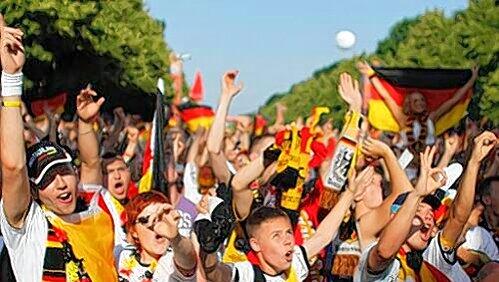 Jubelnde Fans: Wenn die magische 3964 Recht hat, werden wir Weltmeister! Jubelnde Fans: Wenn die magische 3964 Recht hat, werden wir Weltmeister!