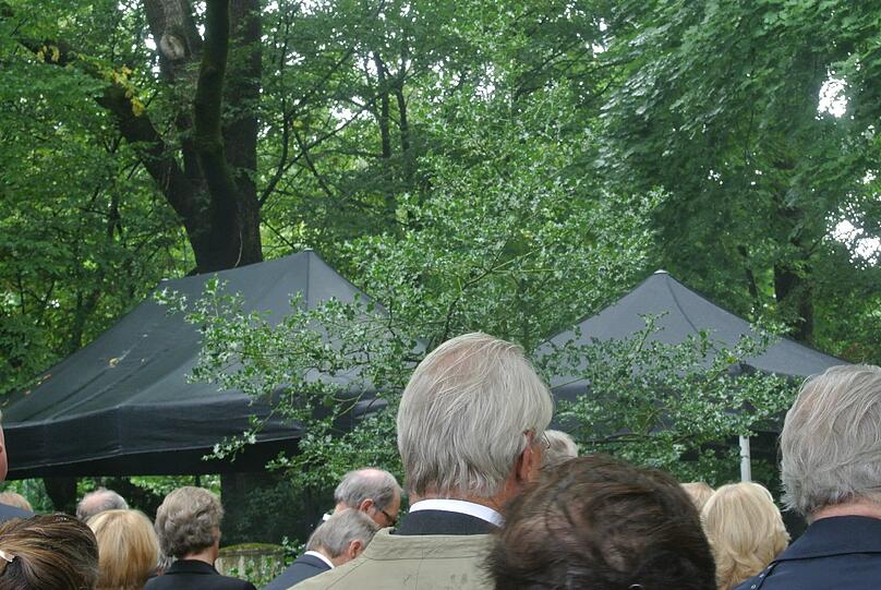 Schwarze Schleier, schwarze Cuts und schwarze Baldachine über dem Grab auf Münchens herzigem Bogenhauser Friedhof St. Georg. Es regnete in Strömen, sogar der Himmel war traurig.
