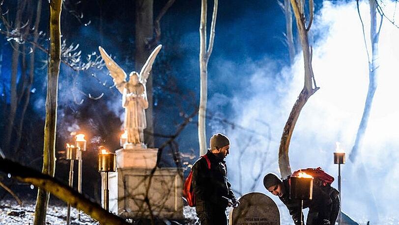 Auch auf einem Friedhof müssen die Kandidaten eine ihrer Prüfungen meistern Auch auf einem Friedhof müssen die Kandidaten eine ihrer Prüfungen meistern