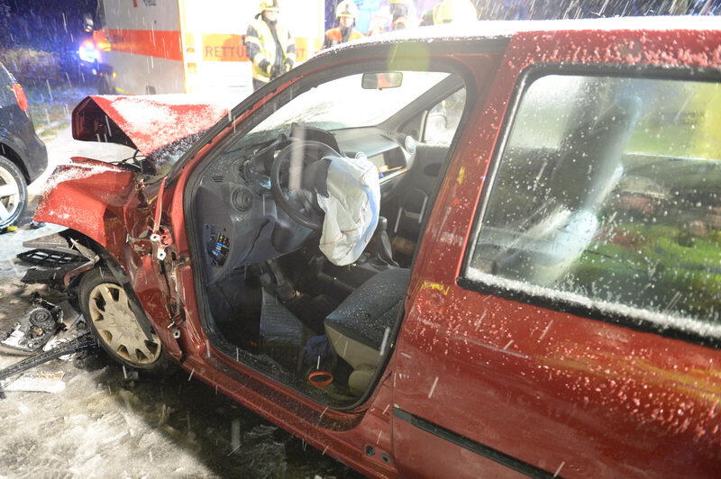 Unfall auf schneeglatter Fahrbahn bei Ruhpolding. Die Bilder vom Rettungseinsatz.
