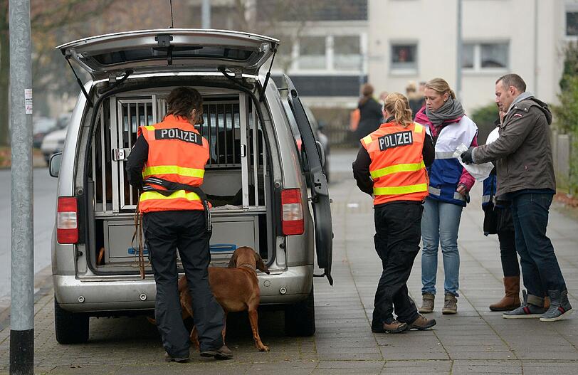 Bei der Suche nach dem Supermarkt-Schützen aus Hannover setzt die Polizei Spürhunde ein.