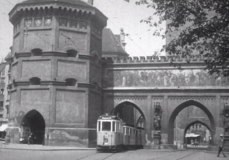 Eine Tram passiert das Isartor in den 20er Jahren.