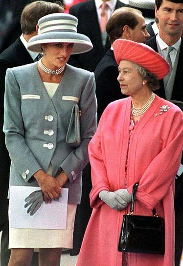 Prinzessin Diana mit Queen Elisabeth im Jahr 1993.