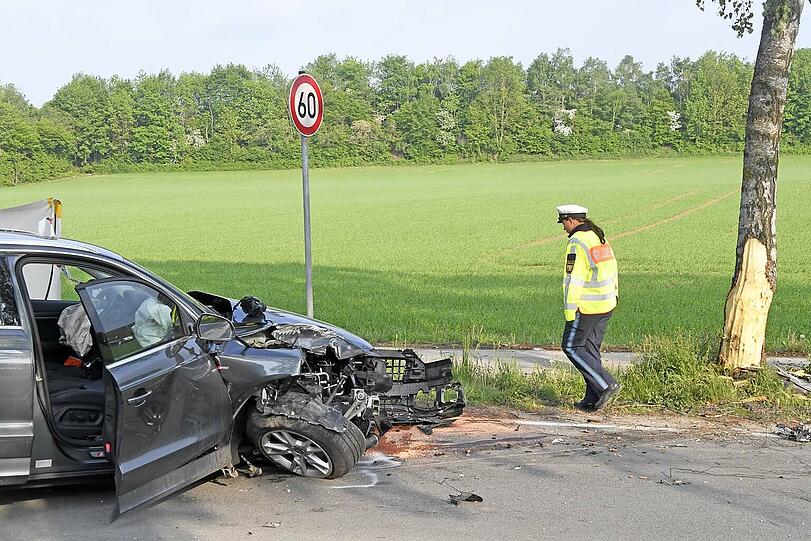 Schlimmer Unfall in Oberhaching: Eine 82-Jährige wurde am Freitag mit ihrem Audi gegen einen Baum geschleudert und erlag noch am Unfallort ihren Verletzungen. Die Bilder vom Einsatz.