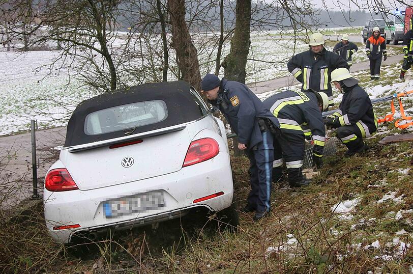 Die 86-Jährige kam aus bisher ungeklärten Gründen von der Straße ab.