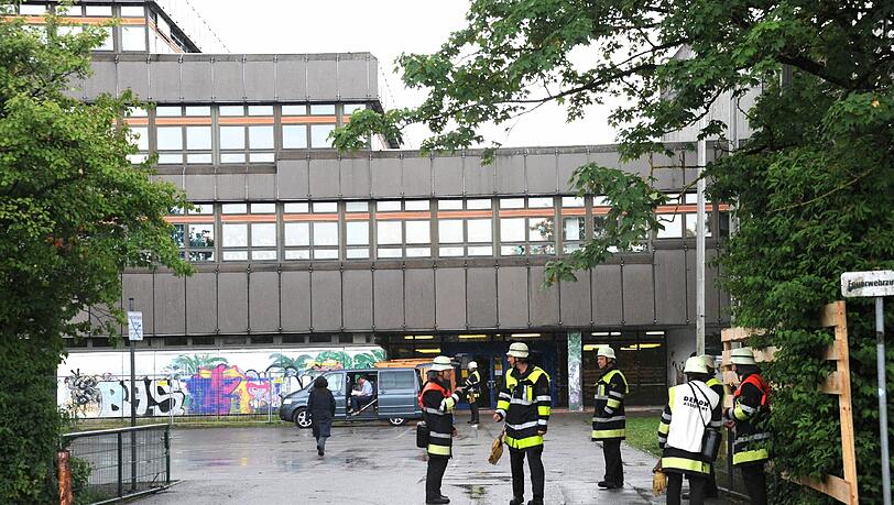 Nordeingang: Dort ist der Chemiesaal in der Nähe. Die Helfer des LKA haben hier die Gasprobe herausgetragen. Nordeingang: Dort ist der Chemiesaal in der Nähe. Die Helfer des LKA haben hier die Gasprobe herausgetragen.