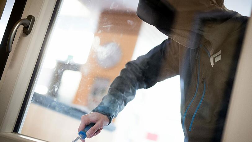 Die Täter kletterten auf die Rückseite des Gebäudes und flexten dann den Safe auf. Die Täter kletterten auf die Rückseite des Gebäudes und flexten dann den Safe auf.