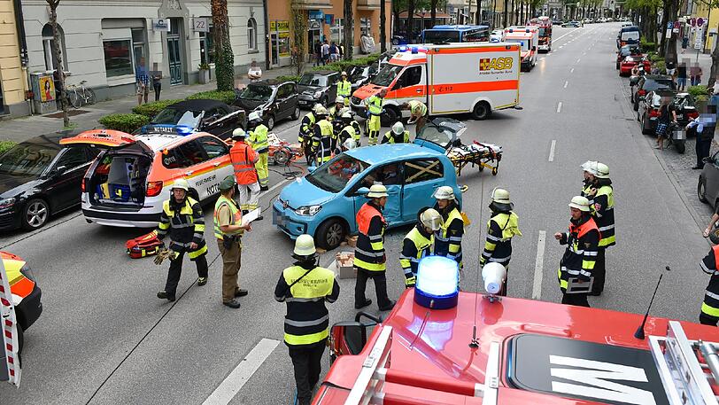 Die verletzten Autoinsassen musste die Feuerwehr aus dem Wagen befreien.