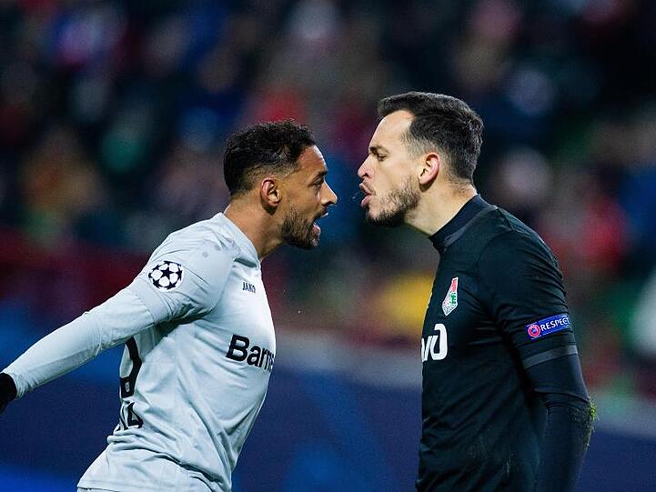 Bayer-Profi Karim Bellarabi (l) und Lok-Keeper Guilherme haben offenbar eine Meinungsverschiedenheit.