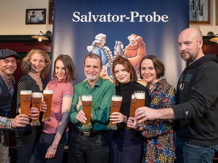 Eine Delegation steht bei einer Pressekonferenz zum bevorstehenden Paulaner Starkbieranstich auf dem Nockherberg. Foto: Peter Kneffel/dpa