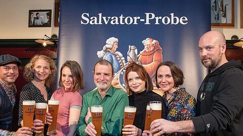 Eine Delegation steht bei einer Pressekonferenz zum bevorstehenden Paulaner Starkbieranstich auf dem Nockherberg. Foto: Peter Kneffel/dpa
